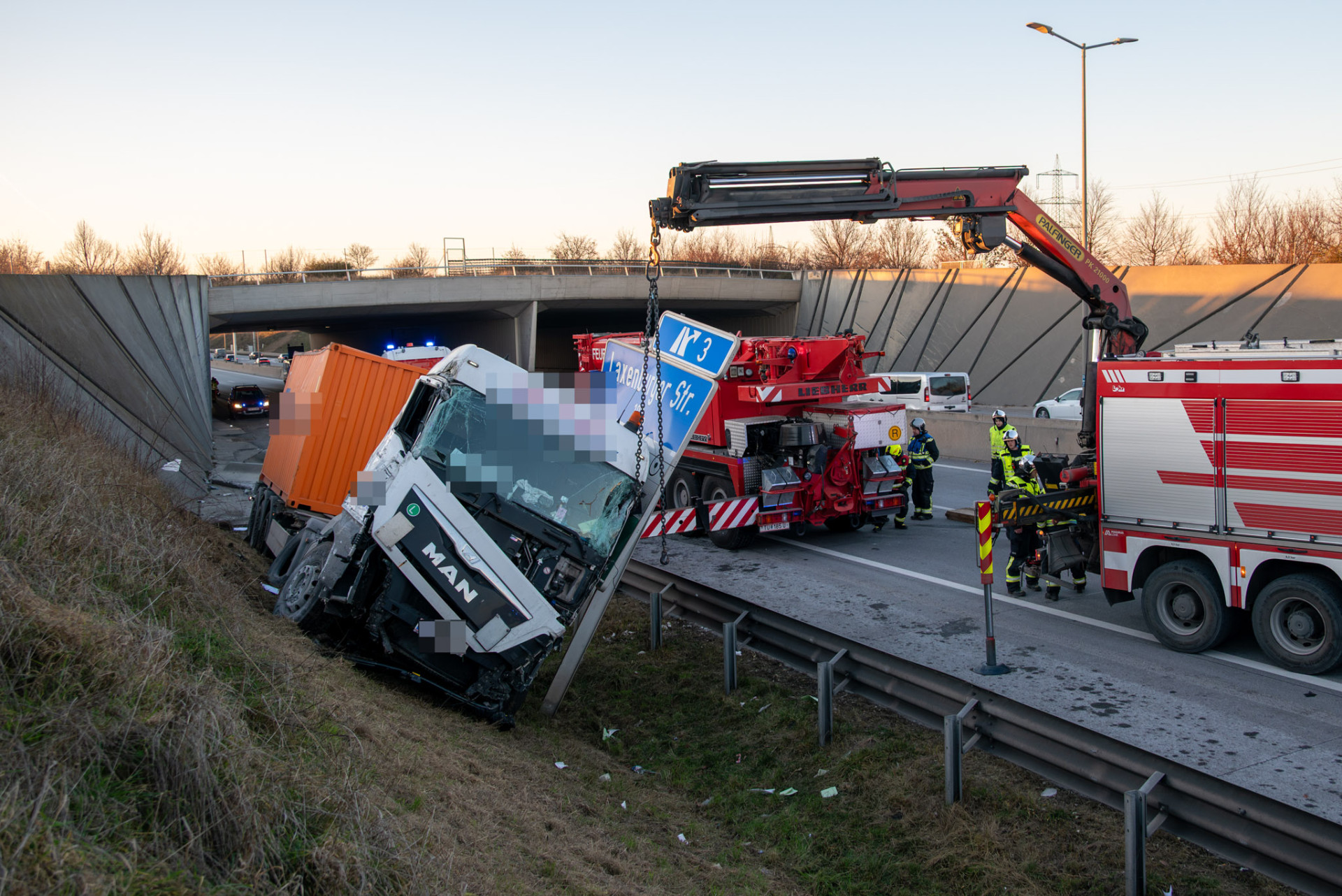 2025-12-29_1424_T2_Verkehrsunfall-Menschenrettung-30_Web