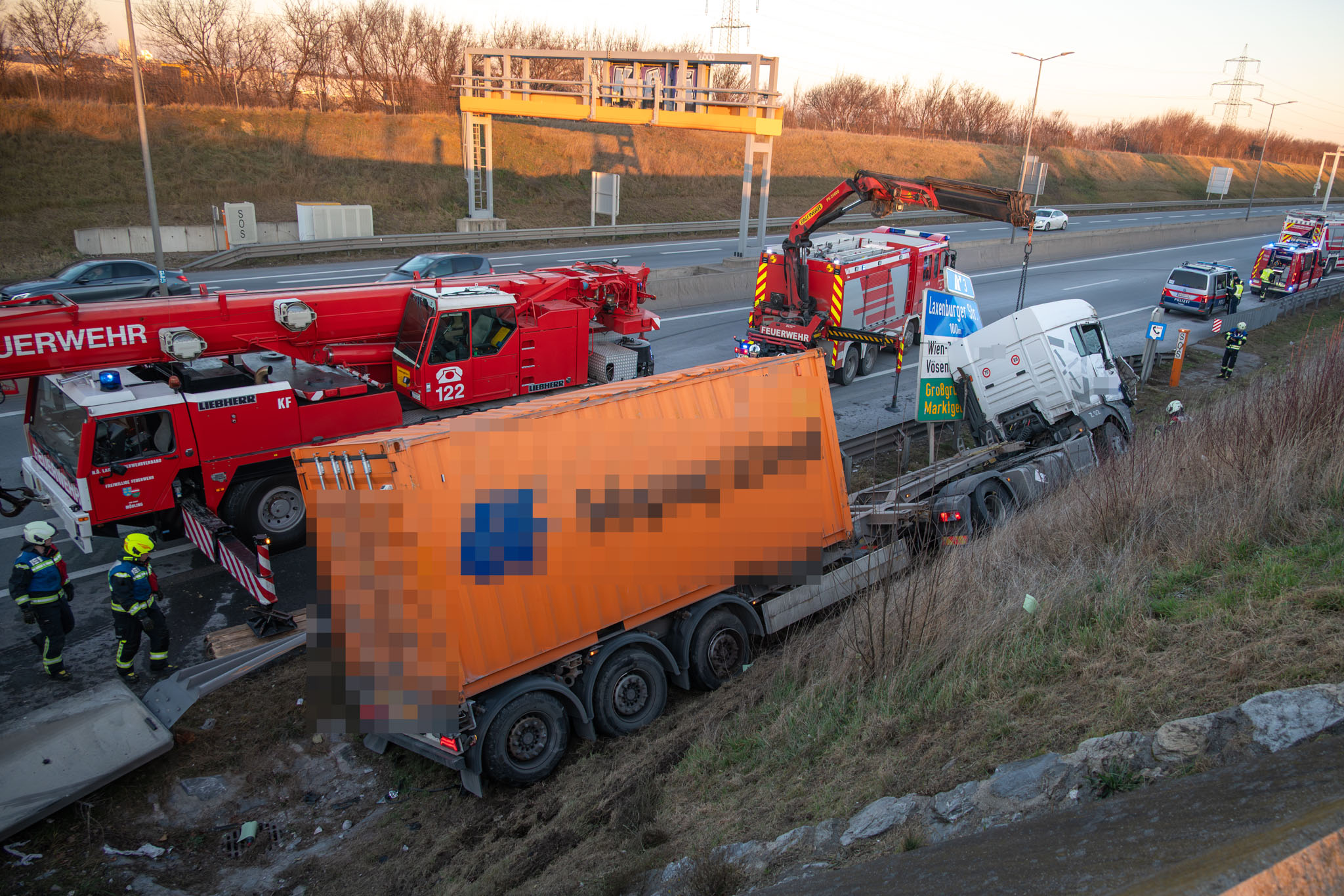 2025-12-29_1424_T2_Verkehrsunfall-Menschenrettung-43_Web