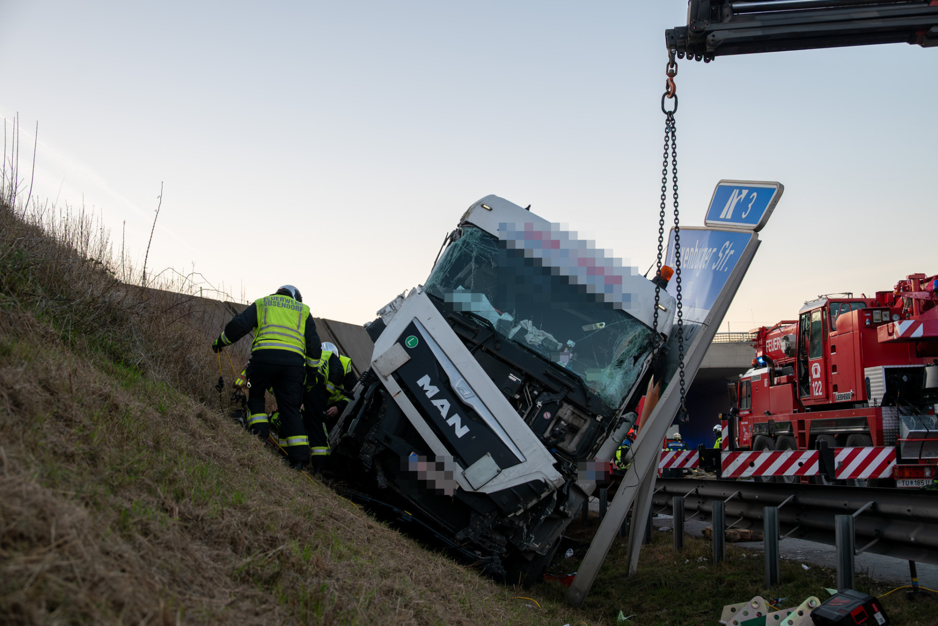2025-12-29_1424_T2_Verkehrsunfall-Menschenrettung-48_Web