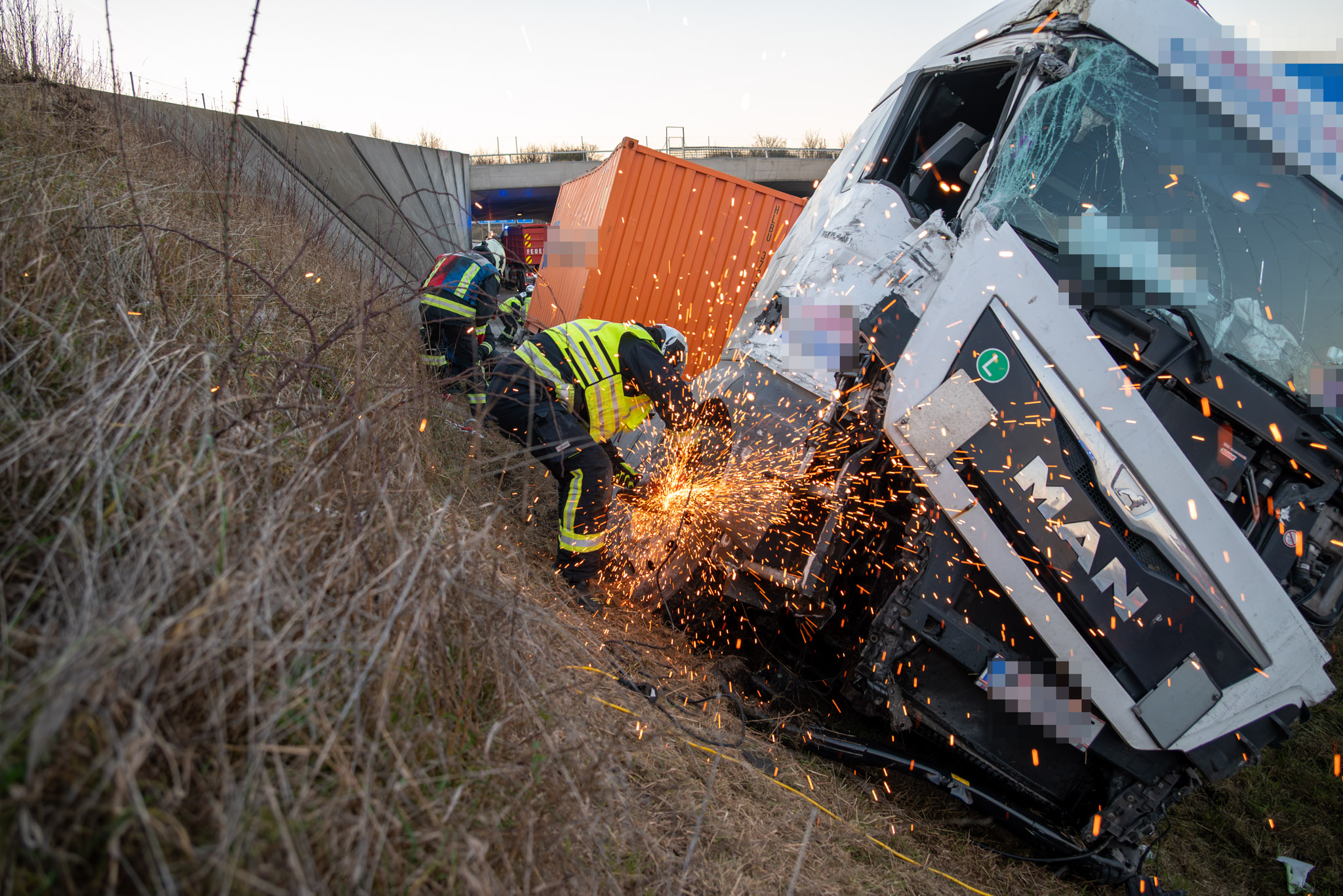 2025-12-29_1424_T2_Verkehrsunfall-Menschenrettung-52_Web