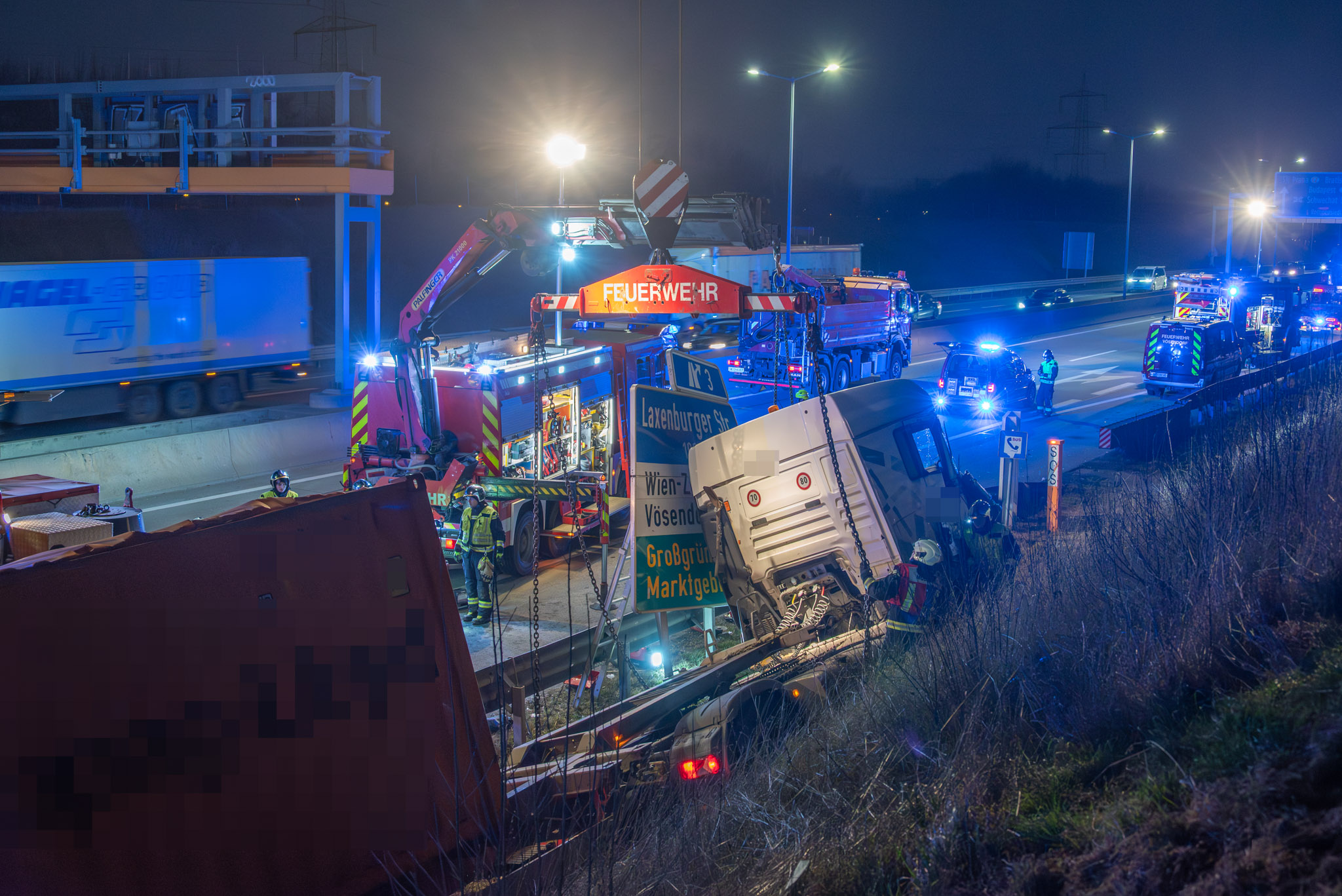 2025-12-29_1424_T2_Verkehrsunfall-Menschenrettung-74_Web