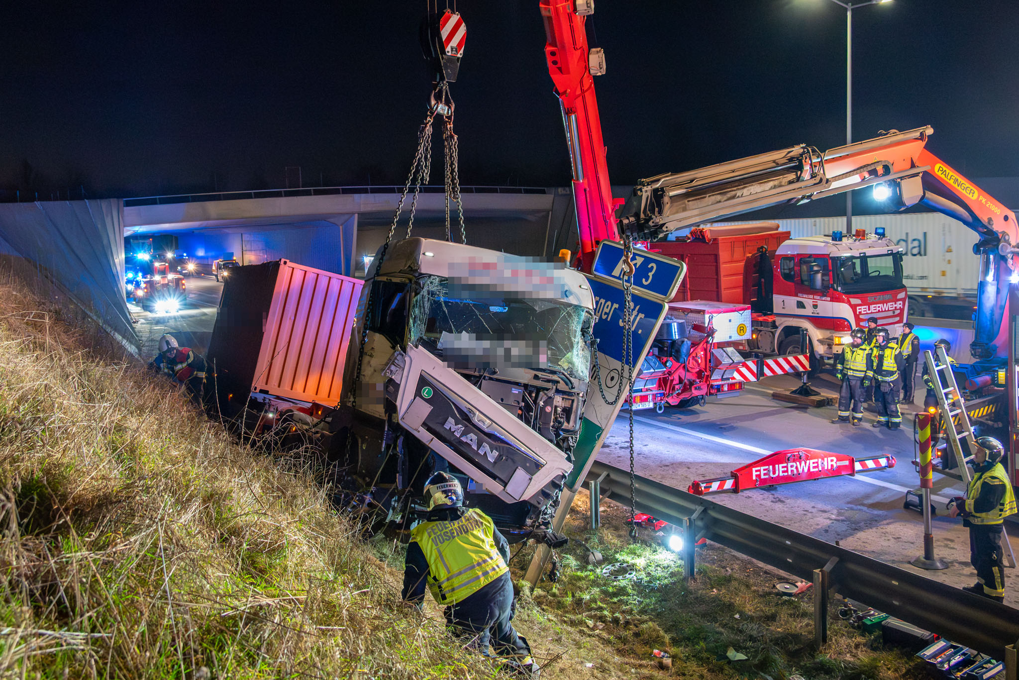 2025-12-29_1424_T2_Verkehrsunfall-Menschenrettung-81_Web