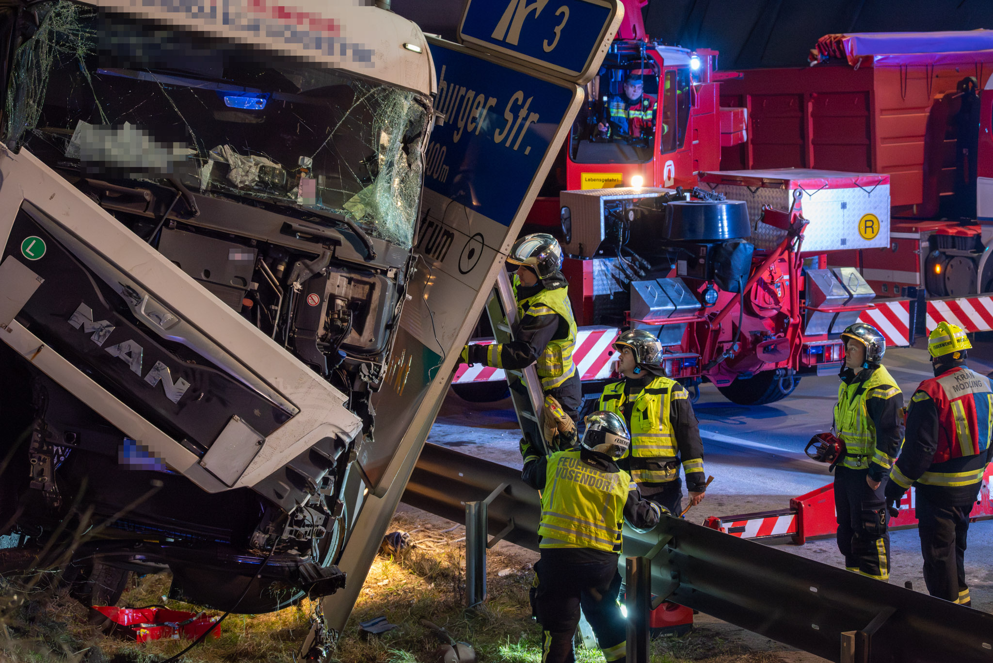 2025-12-29_1424_T2_Verkehrsunfall-Menschenrettung-83_Web