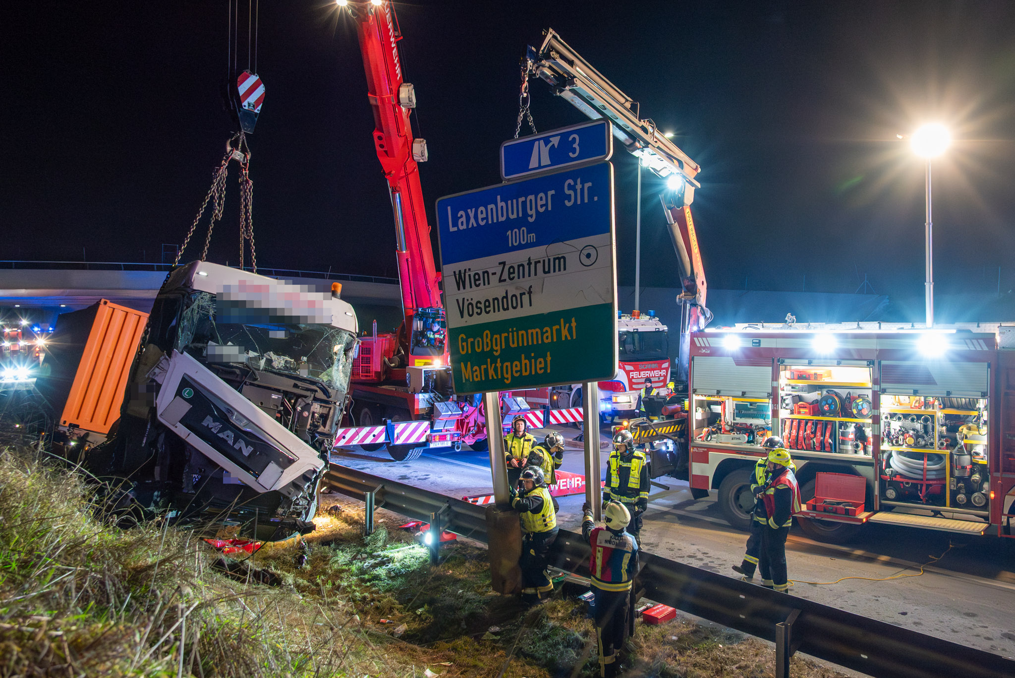 2025-12-29_1424_T2_Verkehrsunfall-Menschenrettung-88_Web