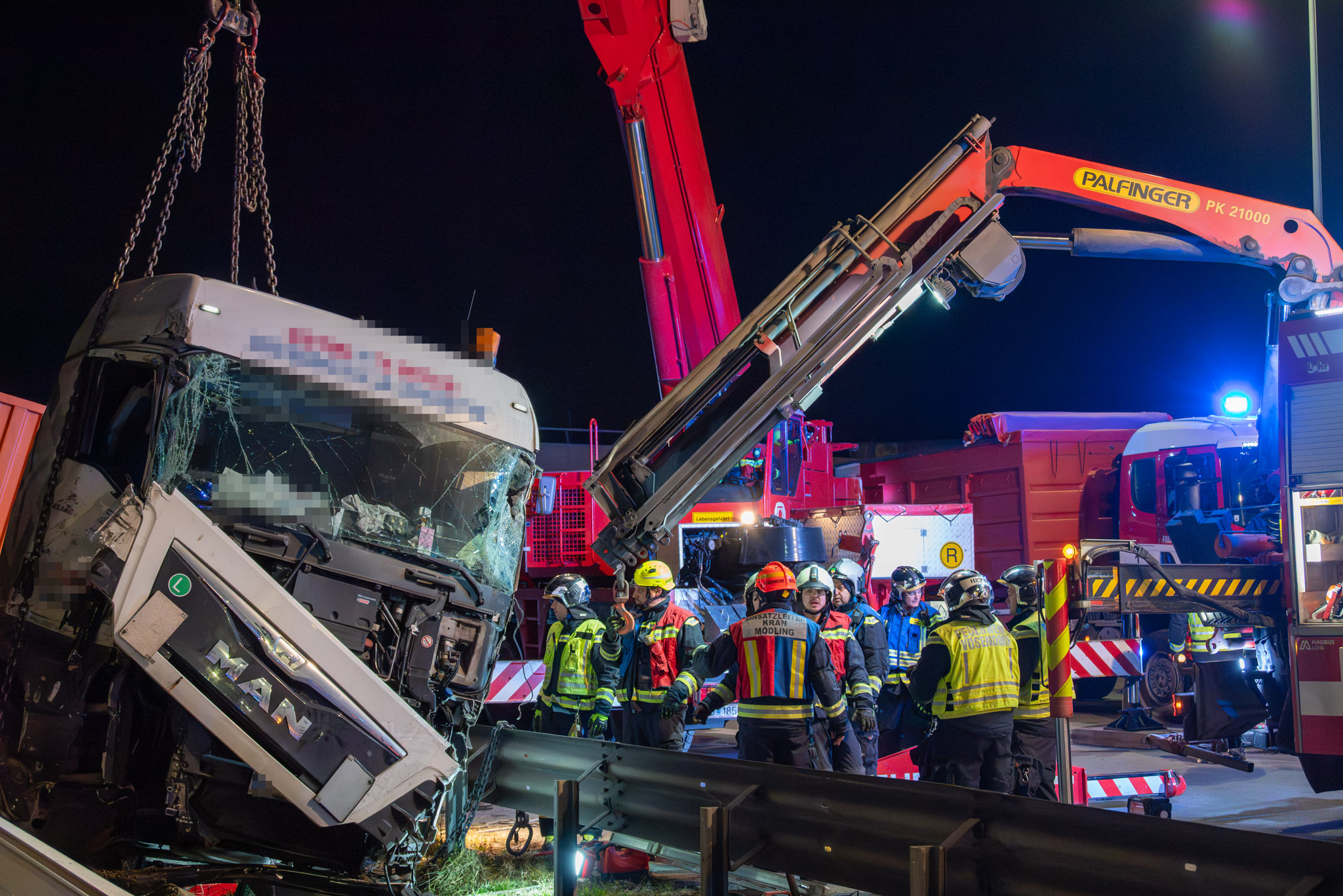 2025-12-29_1424_T2_Verkehrsunfall-Menschenrettung-94_Web